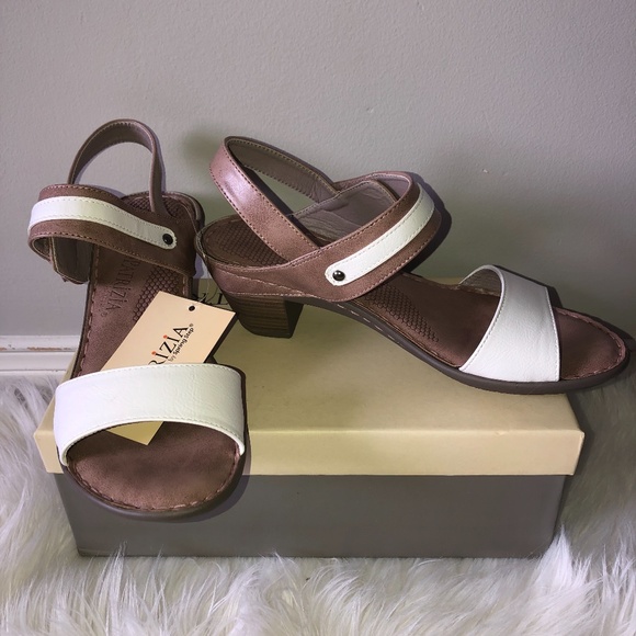 Shoes, Sandals - Picture 2 of 3